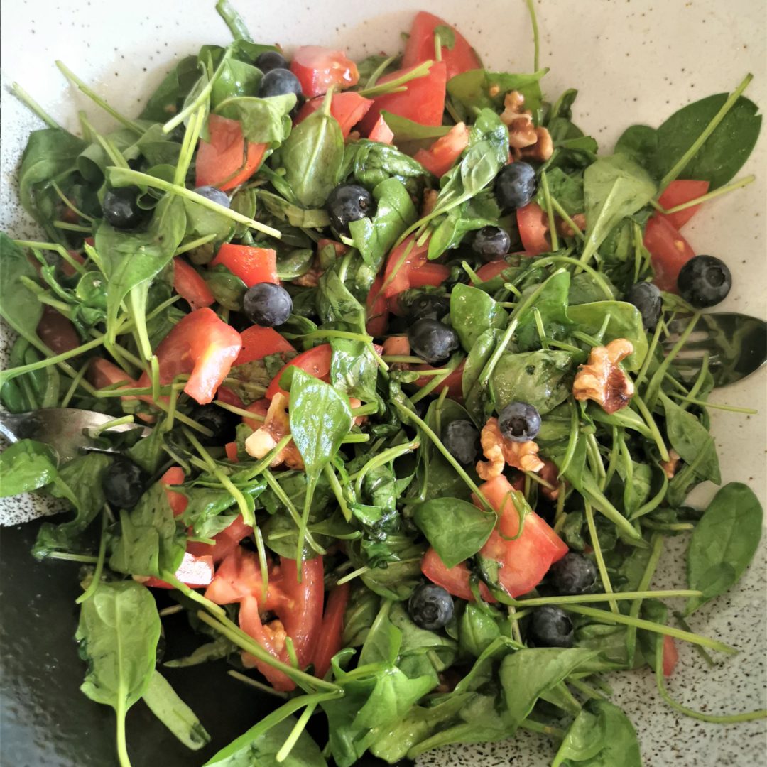 Spinatsalat mit Heidelbeeren